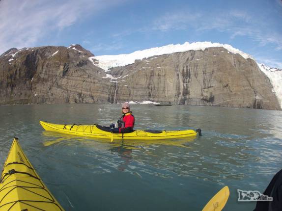 Fazendo caiaque simples em Gold Harbour, na Geórgia do Sul